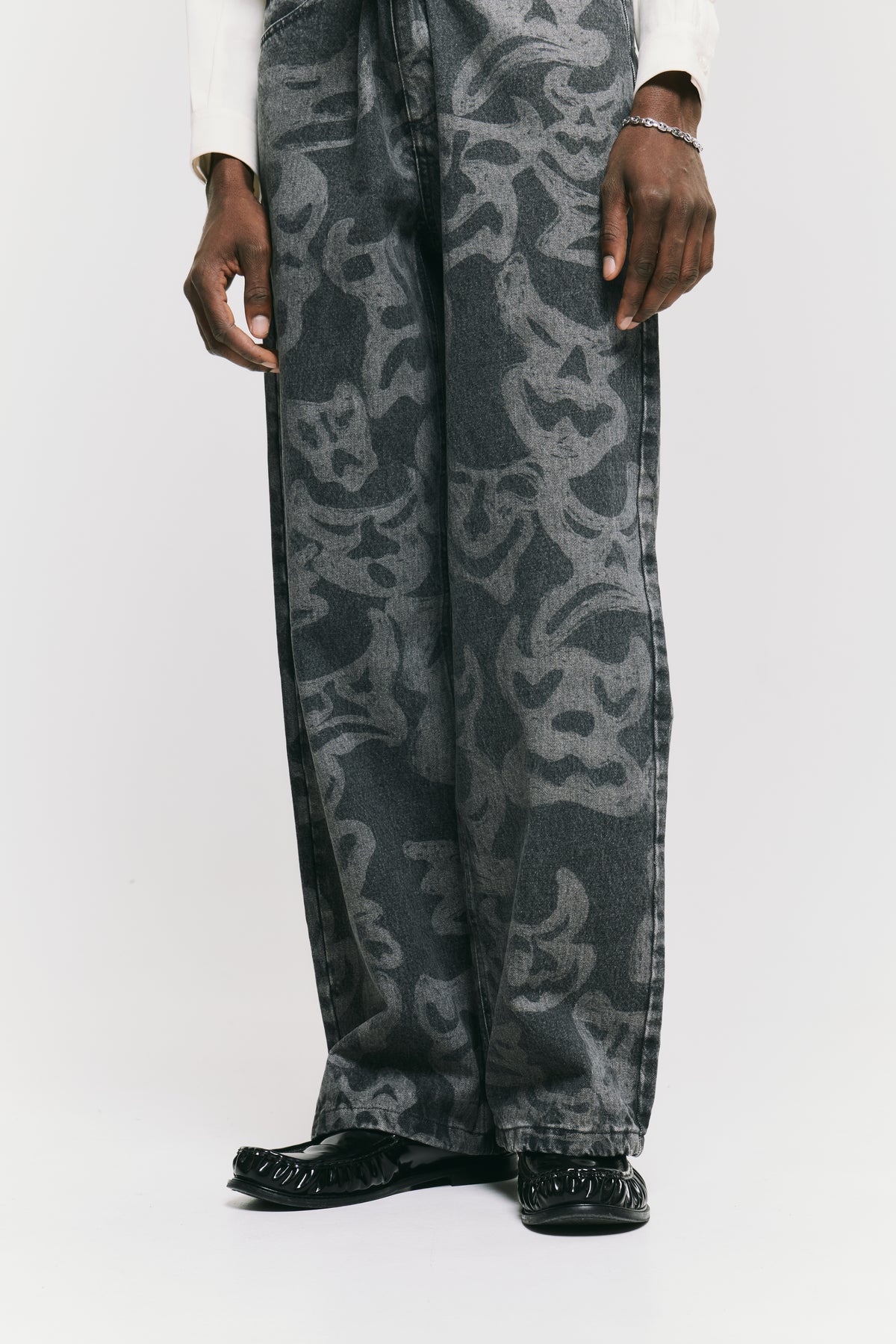 WIDE GREY DEMONS